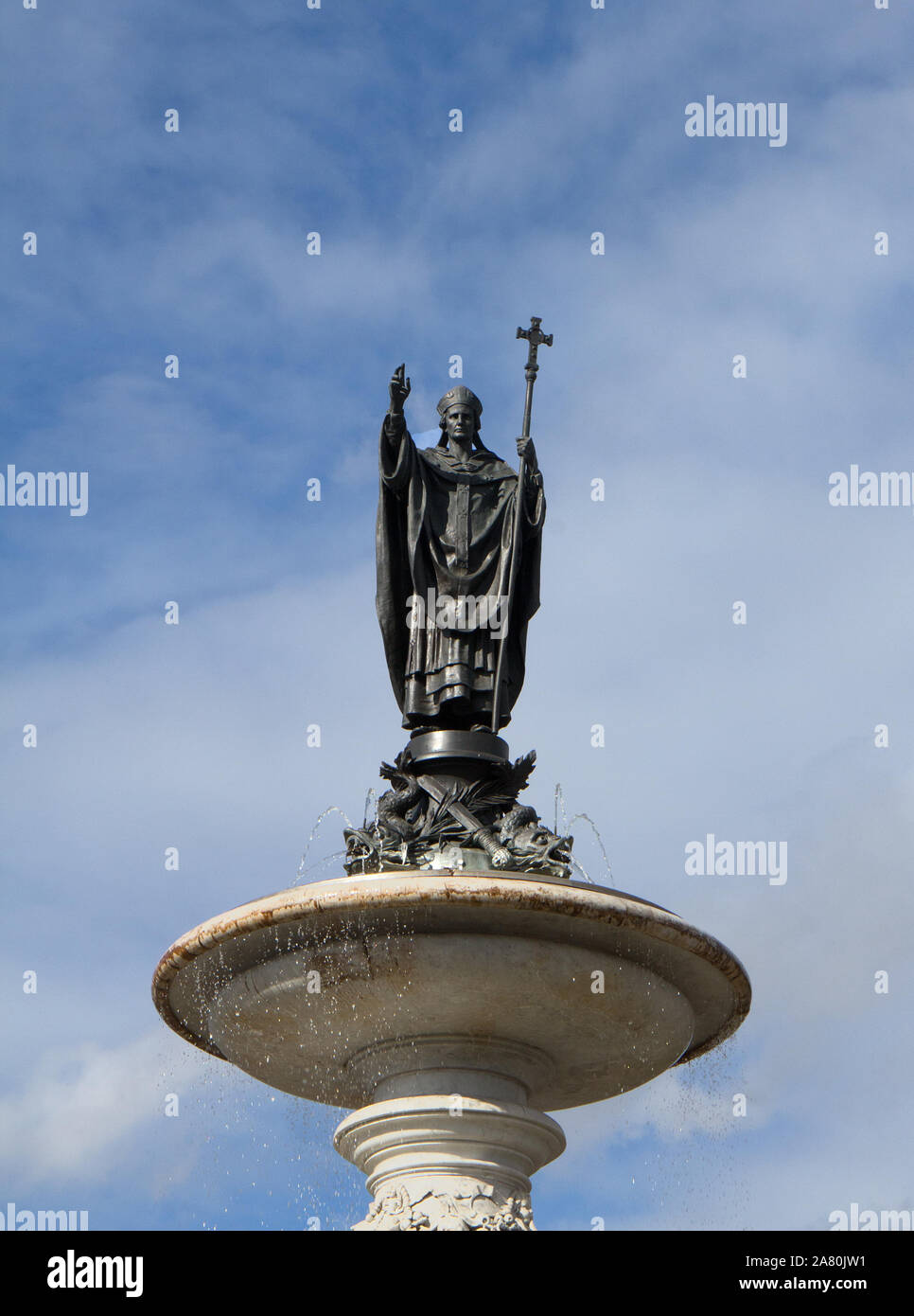 Statua di san Kilian in cima alla Kilian fontana sulla Plaza di fronte al Würzburg stazione ferroviaria., Franconia, Baviera, Germania Foto Stock
