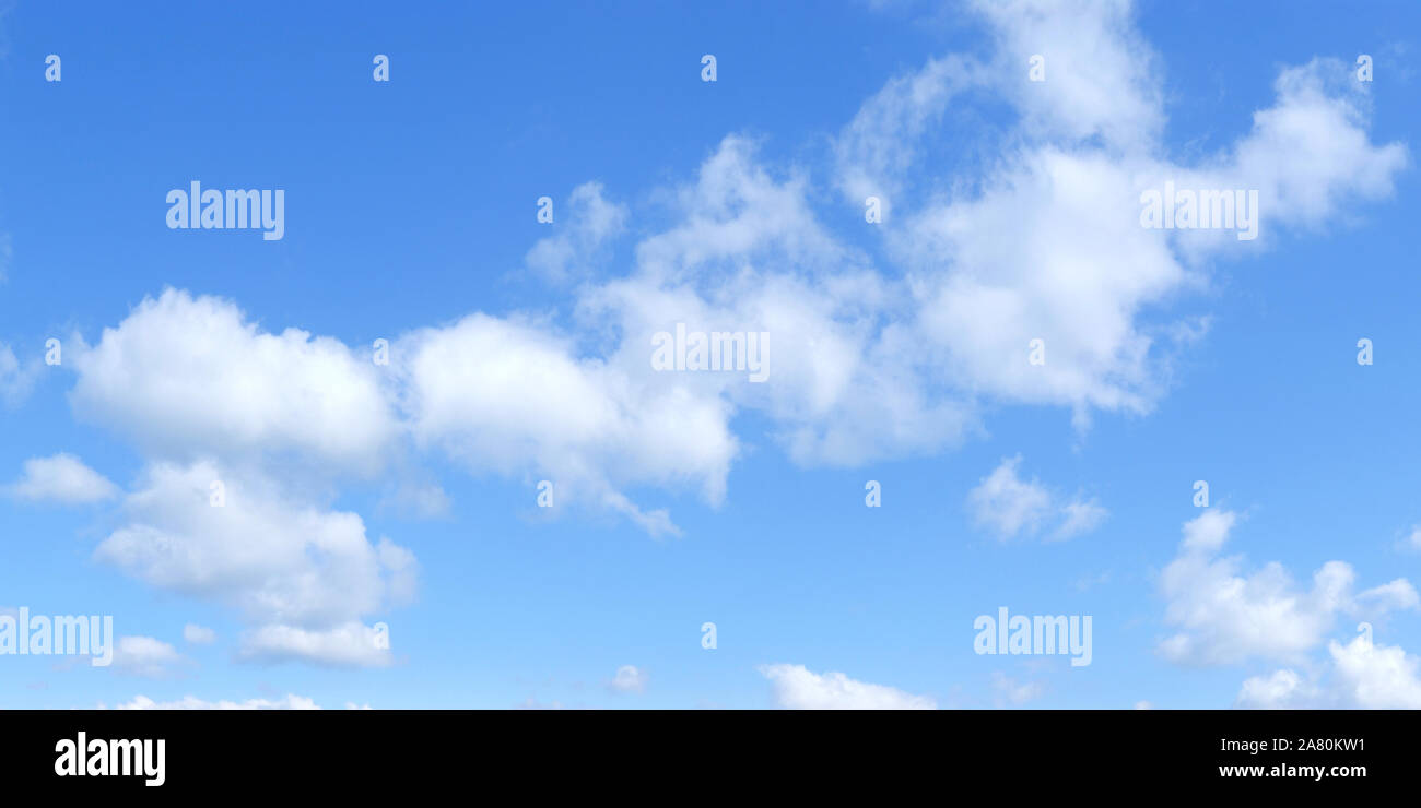 Blu cielo panoramico con cumuli di nuvole bianche, HD Foto Stock