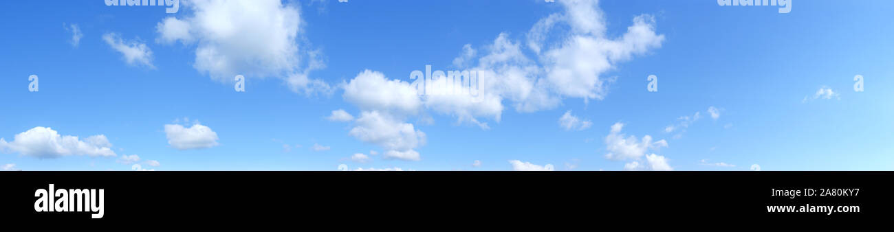 Blu cielo panoramico con cumuli di nuvole bianche, HD Foto Stock