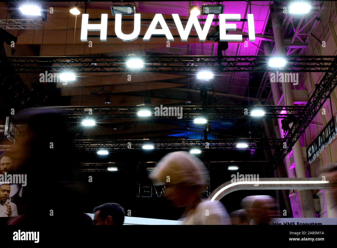 Lisbona, Portogallo. 5 Novembre, 2019. La gente passa dal logo Huawei durante l'annuale Vertice Web technology conference di Lisbona, in Portogallo il 5 novembre 2019. Credito: Pedro Fiuza/ZUMA filo/Alamy Live News Foto Stock