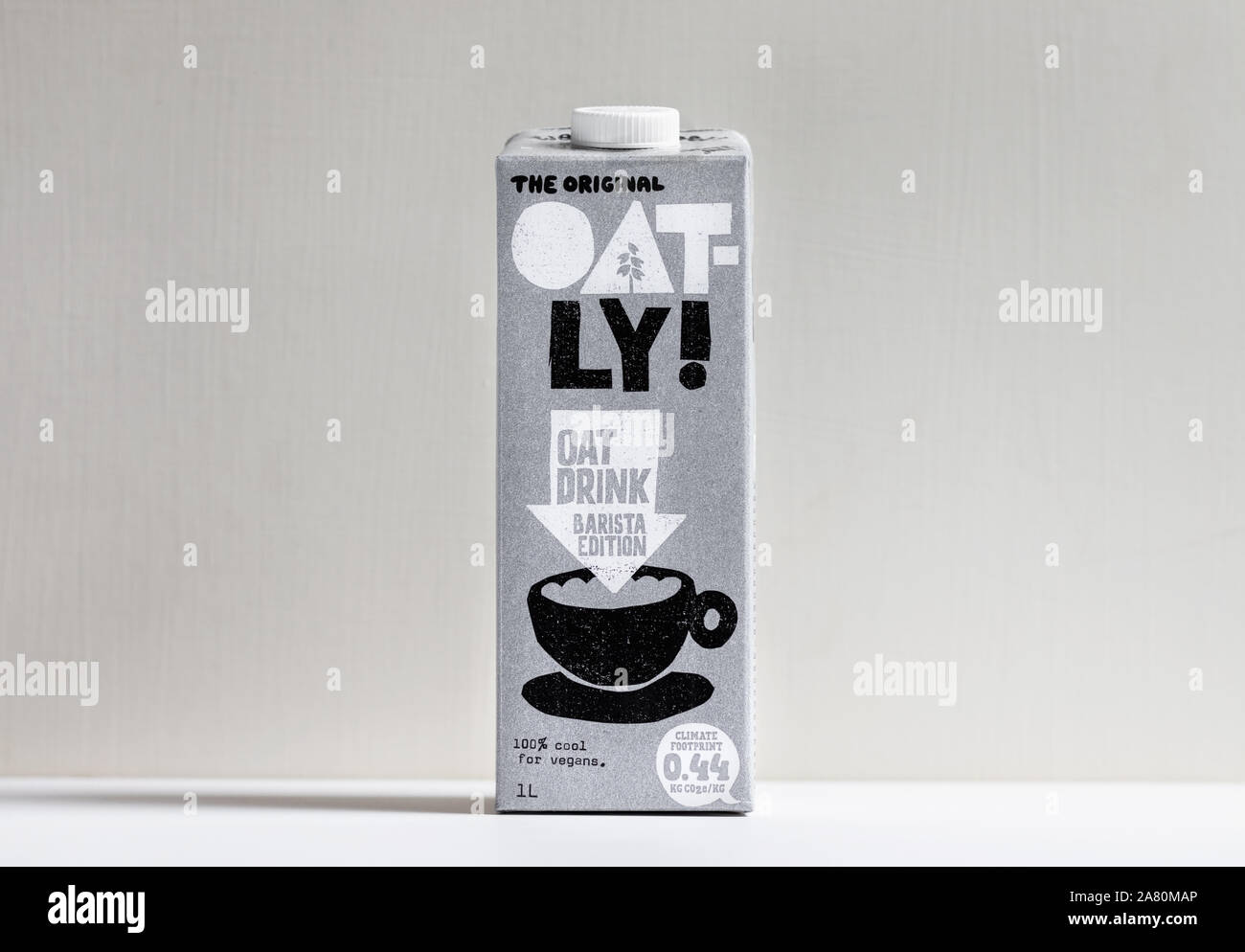 London / UK - 3 Novembre 2019 - Oatly cartone di latte in piedi su un tavolo bianco. Oatly è una latteria libero latte vegano alternativa. Foto Stock