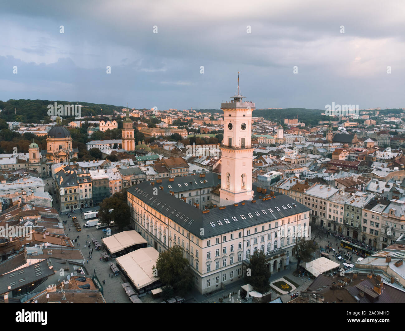 Vista aerea di Lviv bell torre dell orologio sul tramonto cielo nuvoloso Foto Stock