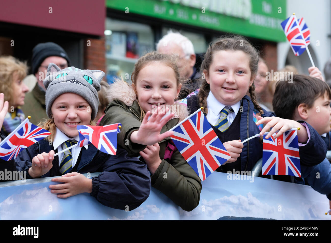 Ross-on-Wye, Herefordshire, Regno Unito - Martedì 5 novembre 2019 - locale scuola allievi attendono l arrivo di Sua Altezza Reale il Principe di Galles a Ross-on-Wye a lanciare il Gilpin 2020 Festival che celebra la città di ruolo come il luogo di nascita del turismo britannico. Foto Steven Maggio / Alamy Live News Foto Stock