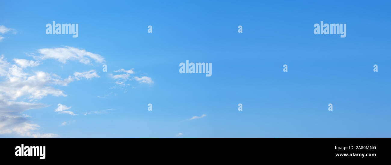 Il cielo blu con nuvole bianche Foto Stock
