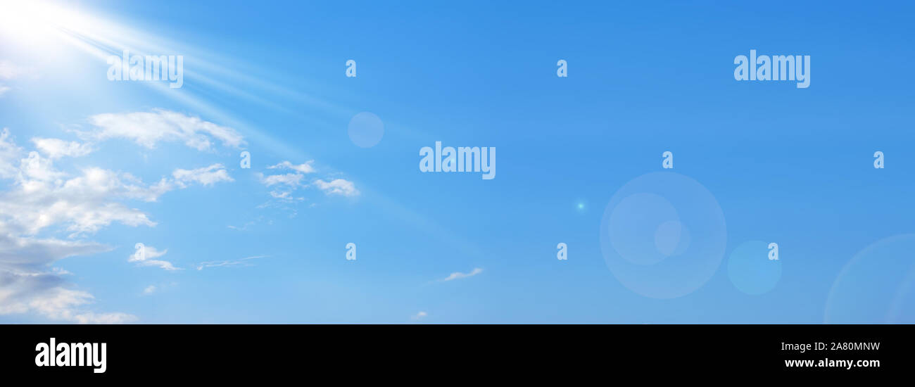 Il cielo blu con nuvole bianche e sun Foto Stock