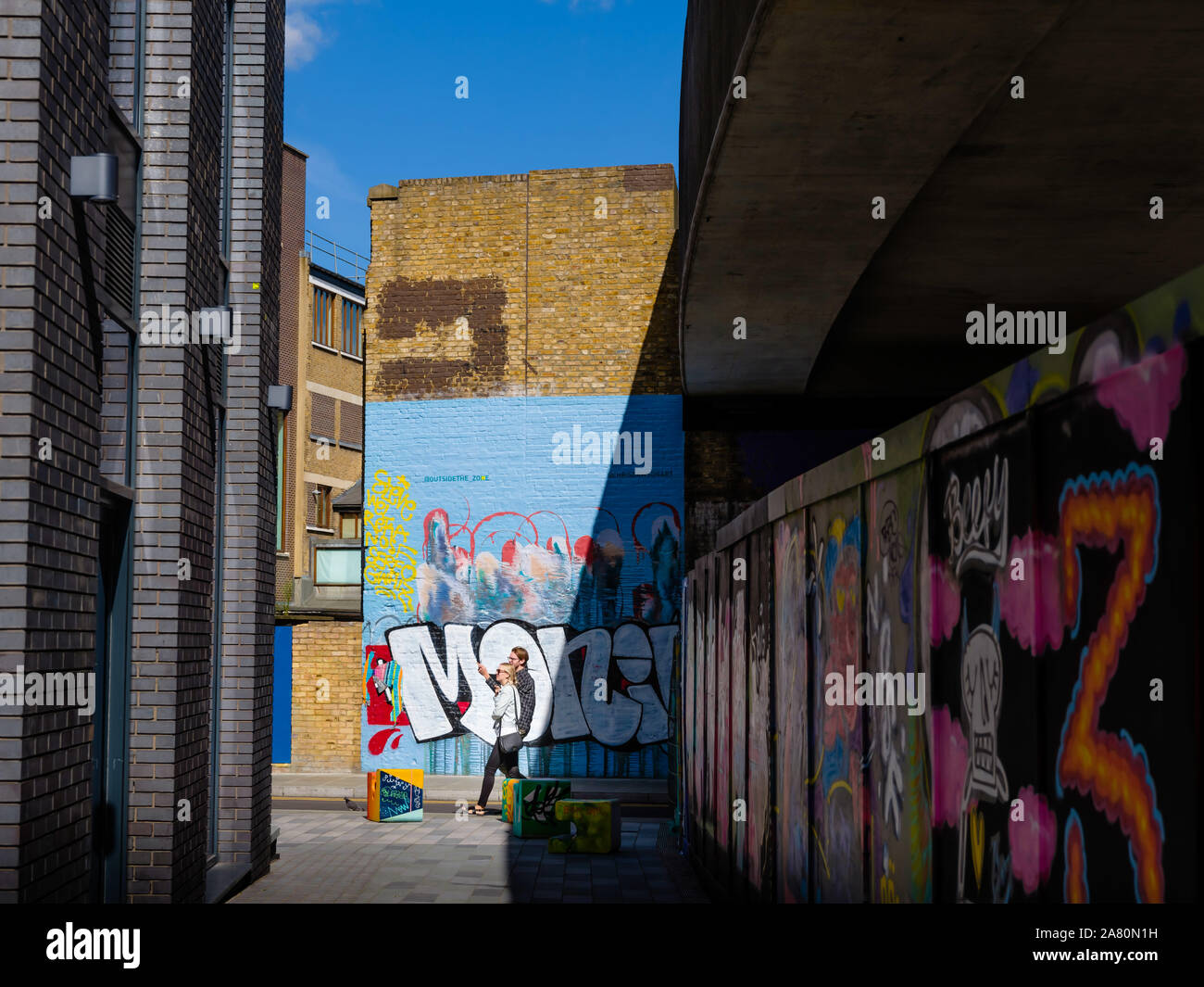 L uomo e la donna a piedi da graffiti Art di Londra Foto Stock