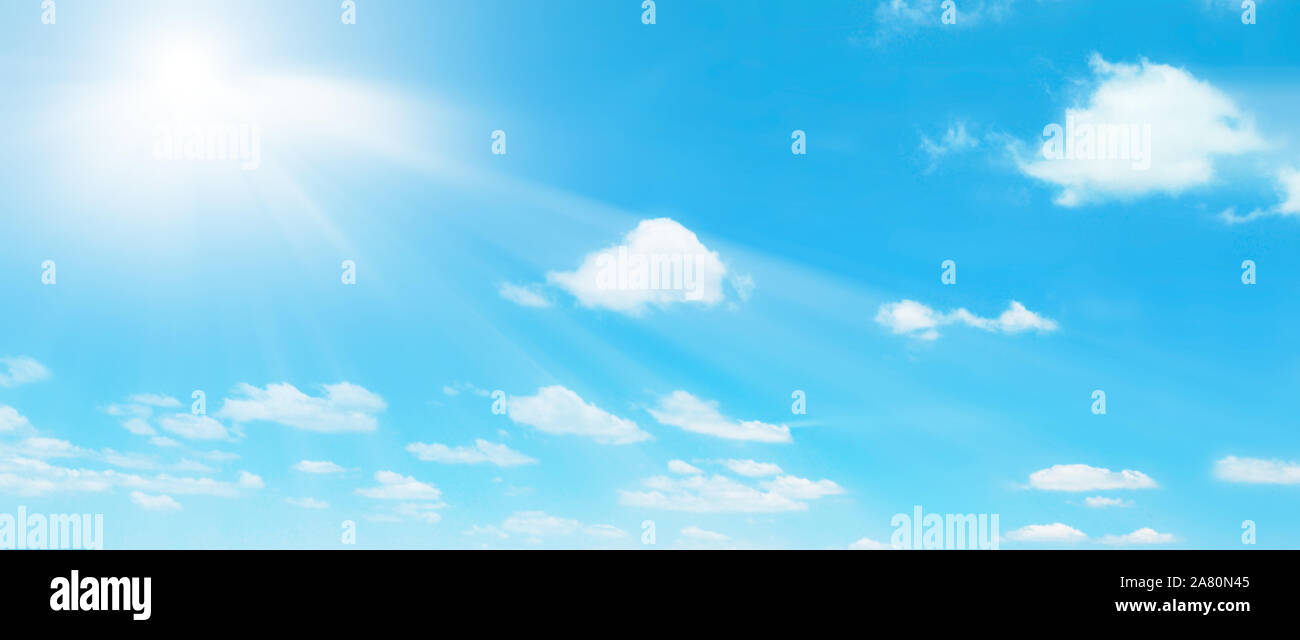 I mucchi nel cielo azzurro con il sole Foto Stock