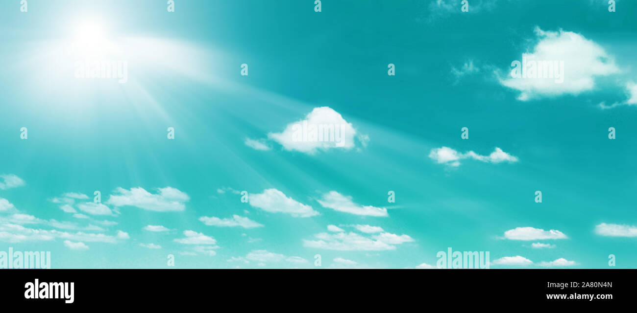 I mucchi nel cielo azzurro con il sole Foto Stock