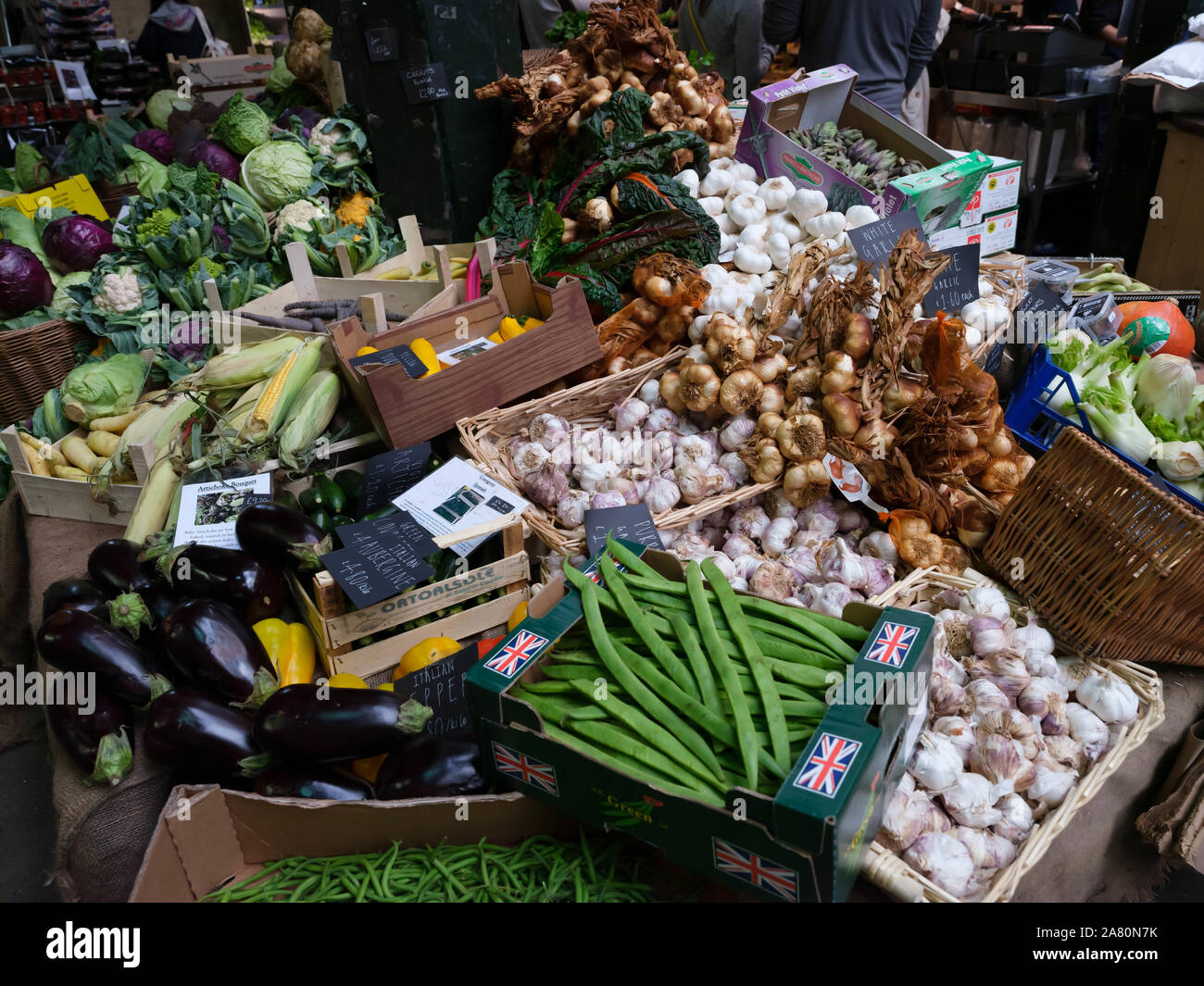 Ortaggi freschi sul display London Borough Market Foto Stock