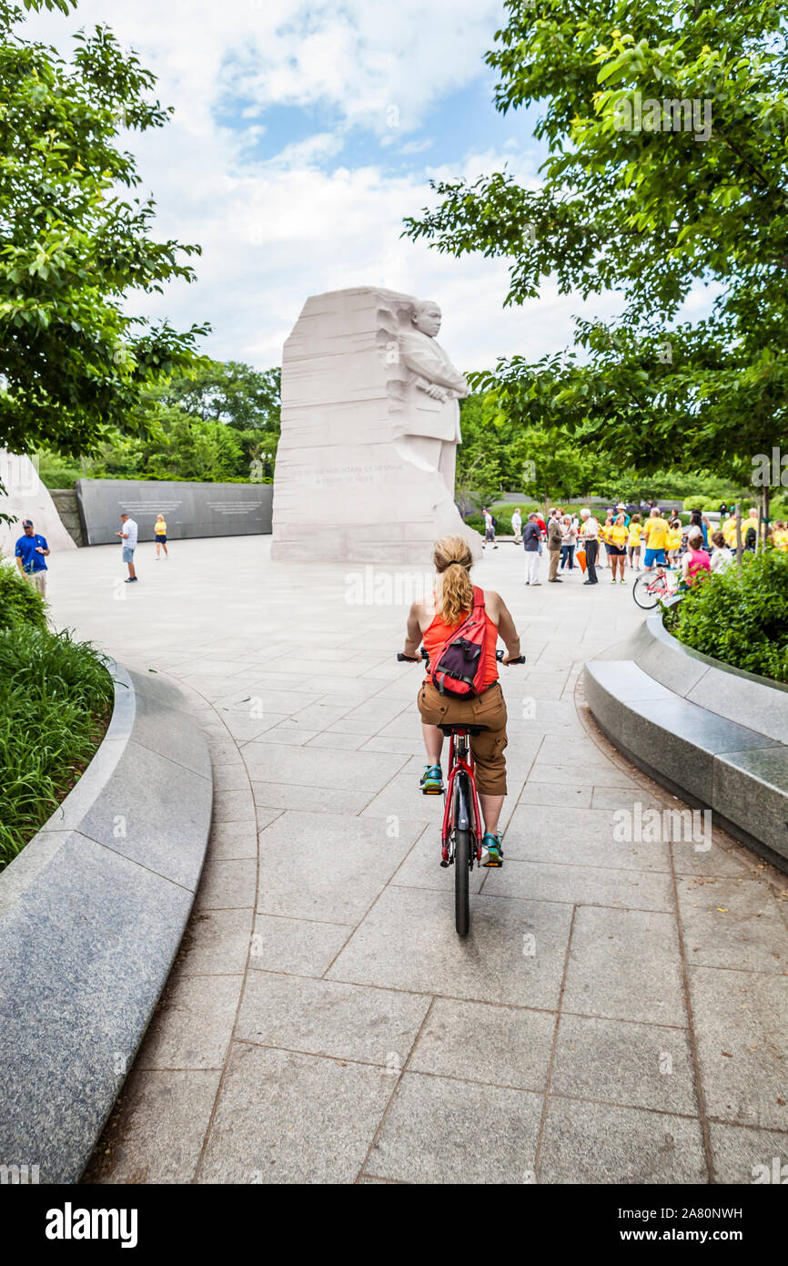 Una donna si avvicina il Martin Luther King Jr memorial su una bici, Washington, Stati Uniti d'America. Foto Stock
