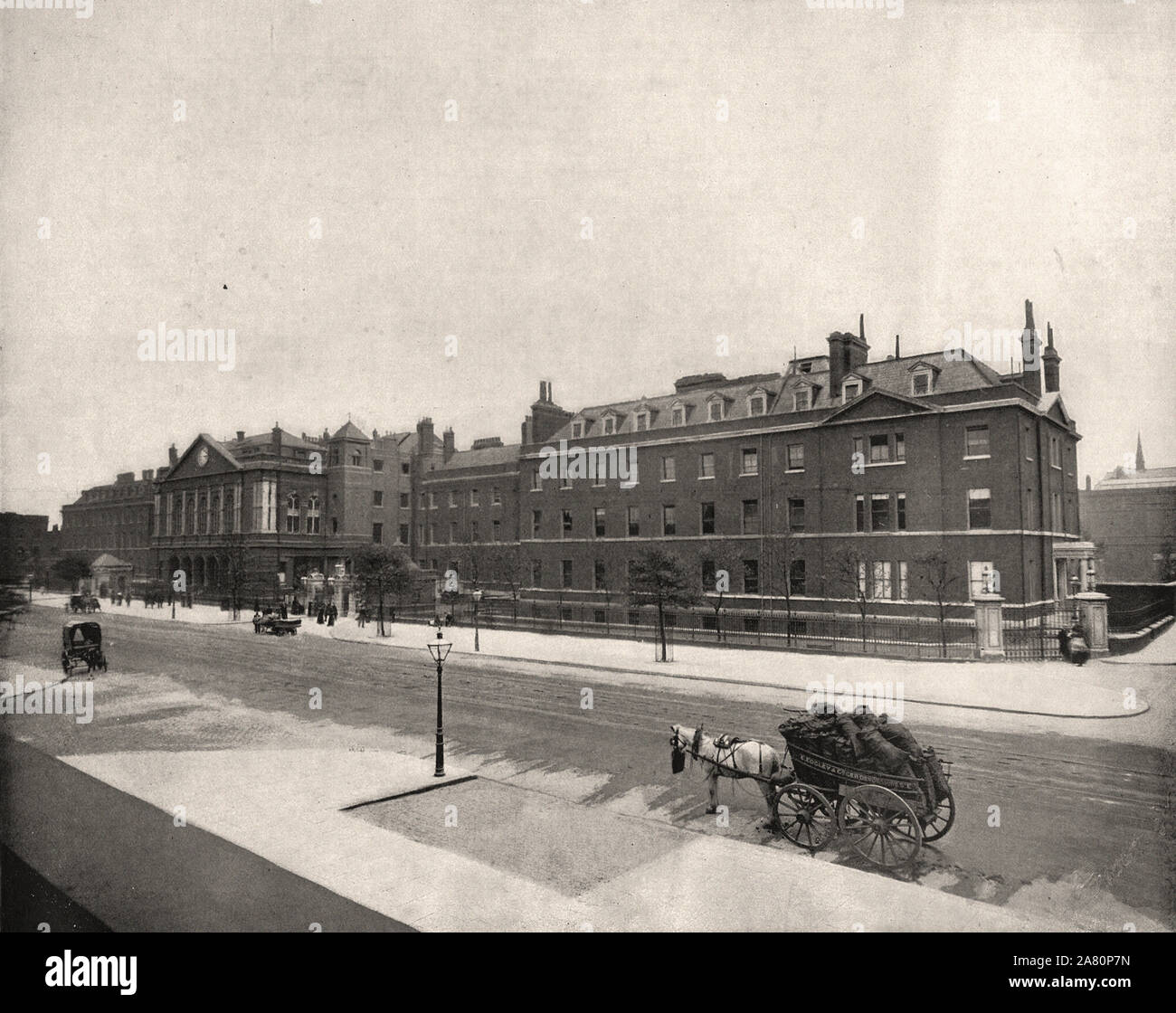 Da "L'Album descrittivo di Londra' da George H Birch 1896 - Estratto testo : ' LONDON Hospital, situato a Whitechapel Road, E. , è stata fondata per il trattamento ed il sollievo dei malati e dei feriti poveri. In pazienti sono ammessi dalla recorn- mendation di un abbonato o il governatore, ma gli incidenti e i casi urgenti sono ammessi in qualsiasi momento e senza alcun reconunendation. Pazienti sono visti quotidianamente generale p.m., e casi particolari a diverse ore. I visitatori per i pazienti vengono ammessi il martedì e il venerdì dalle 4 alle 5 e la domenica dalle 3 alle 5, ad eccezione soltanto nel caso di un dang Foto Stock