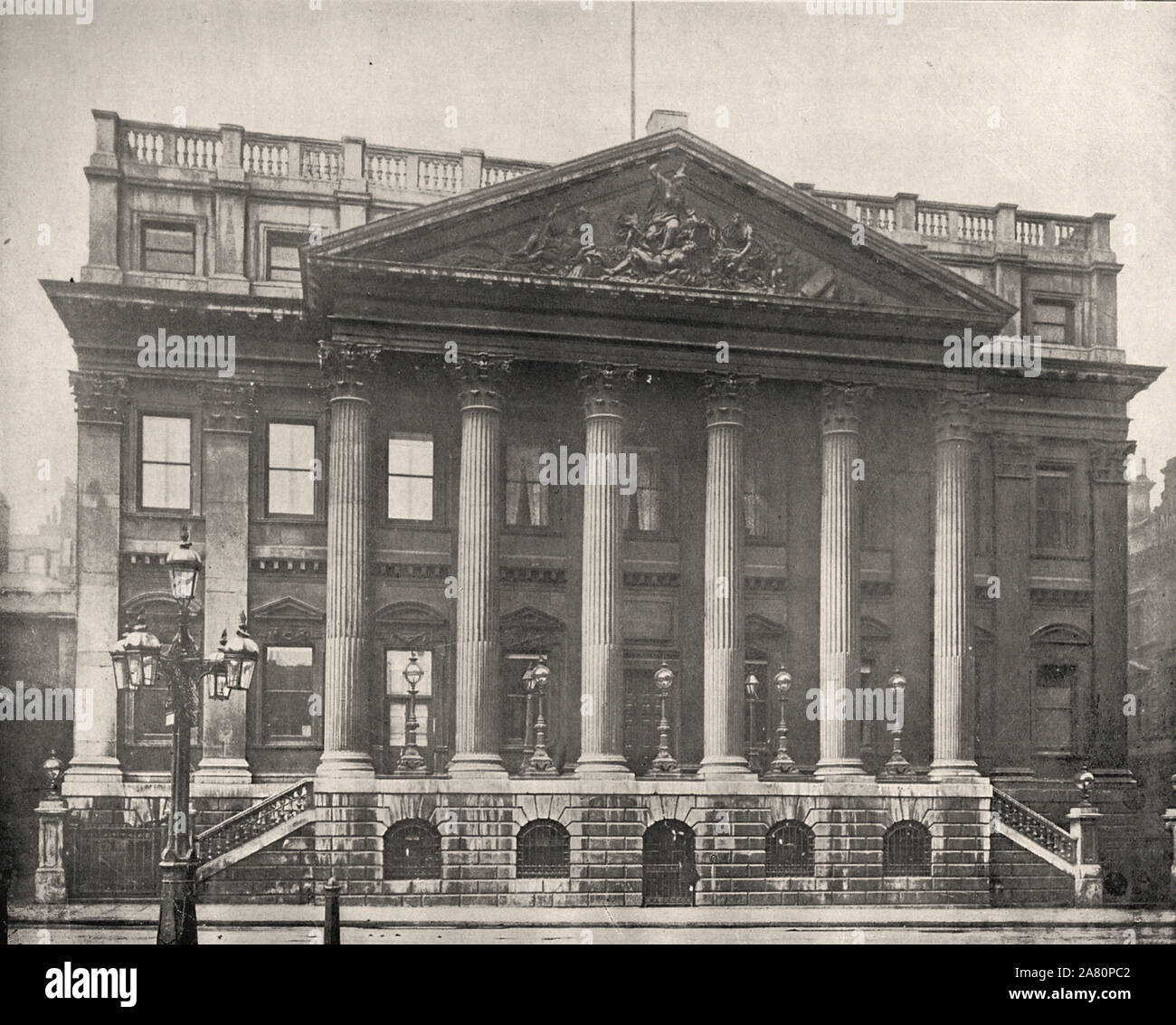 Da "L'Album descrittivo di Londra' da George H Birch 1896 - Estratto testo : ' Mansion House.-prima della costruzione di questo è la residenza ufficiale del Sindaco, ogni magistrato principale ha mantenuto la sua mayoralty in casa sua o in prestito uno se proprio non era sufficientemente grande, Crosby Hall viene spesso utilizzato per questo scopo. L'edificio attuale è stato progettato da danza e costruito 1739 al 1752. Il salone centrale ora con tetti in una volta era un cortile aperto e la parte anteriore verso il pollame è stato per lungo tempo sfigurato da un piano superiore soprannominato l'Arca di Noè, che è stata rimossa nel presente secolo. Il Foto Stock
