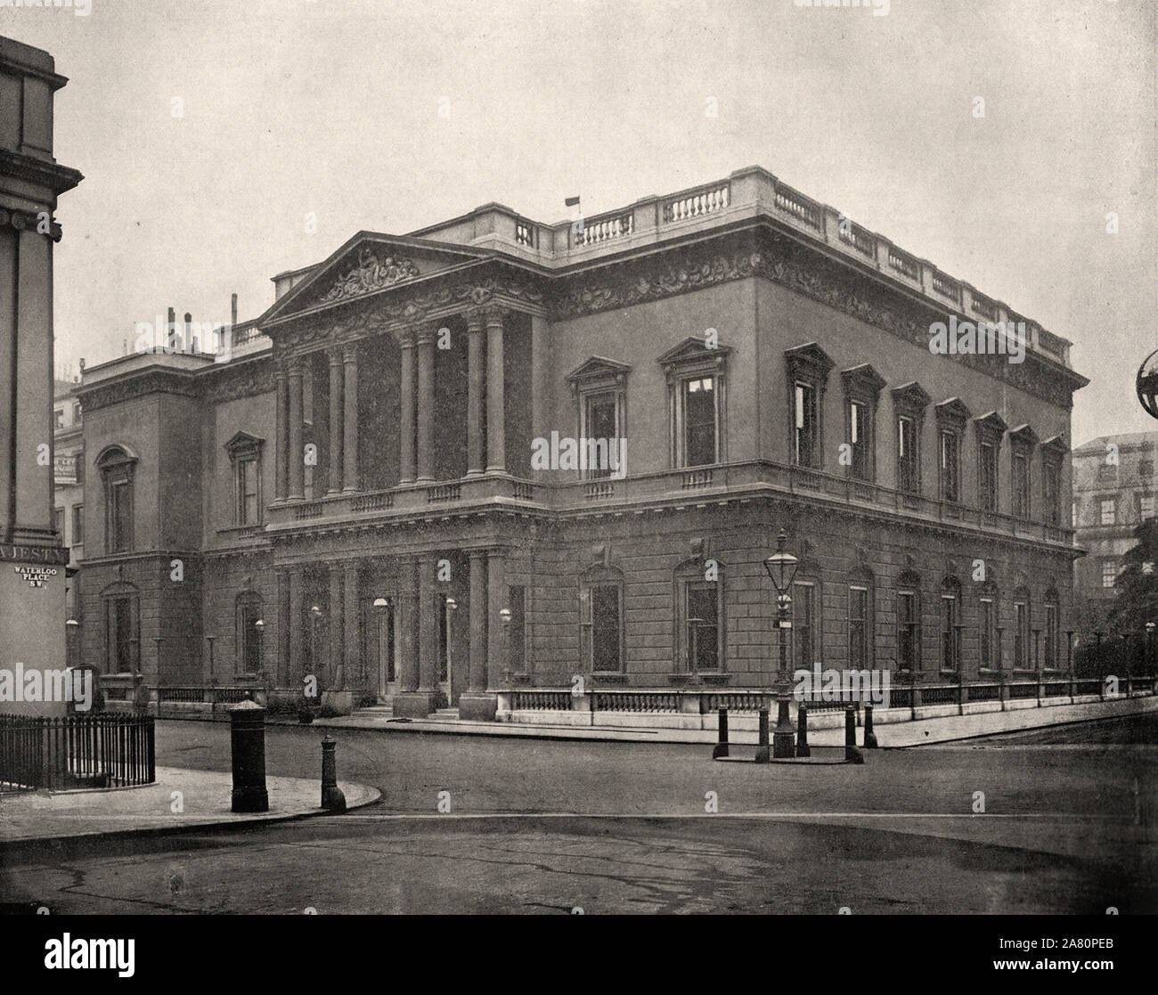 Da "L'Album descrittivo di Londra' da George H Birch 1896 - Estratto testo : ' il regno di club di servizio si trova in Pall Mall, all angolo della v Waterloo Place. Si tratta di un club sociale per gli ufficiali di una quantità piuttosto elevata di rango nella marina. I cappellani dell'esercito. I chirurghi e veterinari possono anche diventare membri. Offcers stranieri di rango può essere invitato dal comitato come visitatori. necessarie per l elezione di un membro e cinque sfere nero sumcient sono da escludere. , La tassa di iscrizione è di 120, e l'abbonamento annuale è 110 ; ma che sono in servizio all'estero solo pagare un abbonamento annuale dell esercito e cinquanta Foto Stock