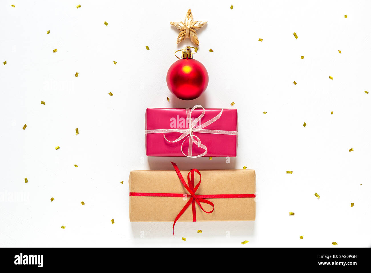Una alternativa albero di Natale da confezioni regalo e coni d'oro. Anno nuovo modello di scheda Foto Stock