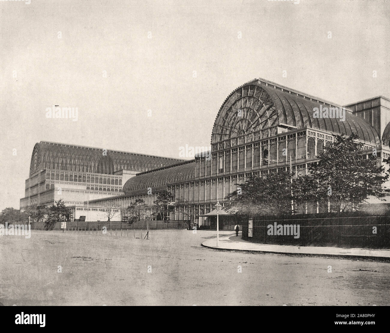 Da "L'Album descrittivo di Londra' da George H Birch 1896 - Estratto testo : ' Il Crystal Palace - Il Palazzo di Cristallo fu eretto a Sydenham, a circa 7 miglia da Londra, in 1853-4 ad un costo di quasi "io 509,000. È stato progettato da Sir Joseph Paxton e è costruito interamente in vetro e ferro, il grande transetto della mostra di 1851 di essere riutilizzato. Il terreno copre 200 ettari e sono tra le migliori in Europa. Il palazzo e i giardini sono aperti tutti i giorni, la tassa di ammissione (eccetto i giorni speciali, che sono debitamente pubblicizzata) essendo è., o dalla stagione biglietto (annuale) per i guinea. Admi Foto Stock