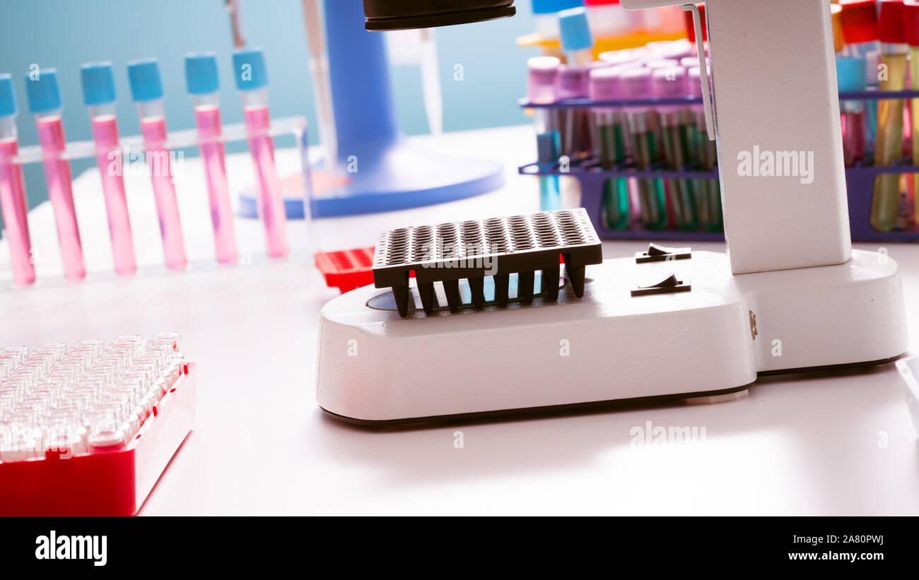 Laboratorio di ricerca genetica. Le piastre PCR e pipette multicanale Foto Stock