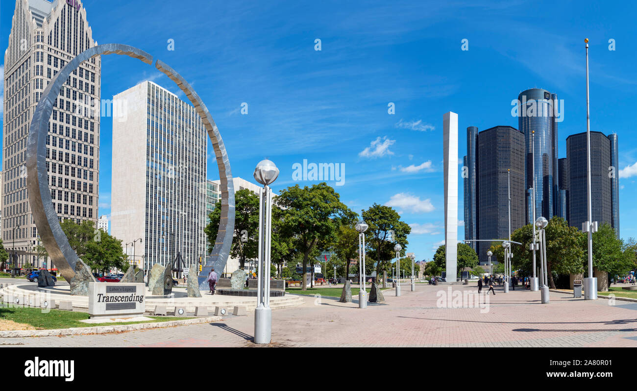 Lo skyline del centro cittadino e il centro del Rinascimento visto da Hart Plaza con il superamento di una scultura in primo piano, Detroit, Michigan, Stati Uniti d'America Foto Stock