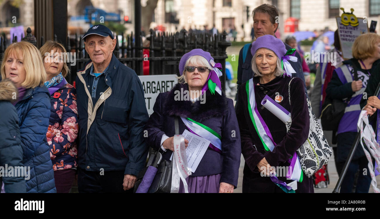 Londra REGNO UNITO 5 Nov.2019 donne contro la pensione statale di disuguaglianza (WASPI) dimostrazione al di fuori della sede del parlamento di Londra UK, protestando contro i cambiamenti nelle donne il membro dell' età pensionabile. Credito DavidsonAlamy Ian Live News Foto Stock