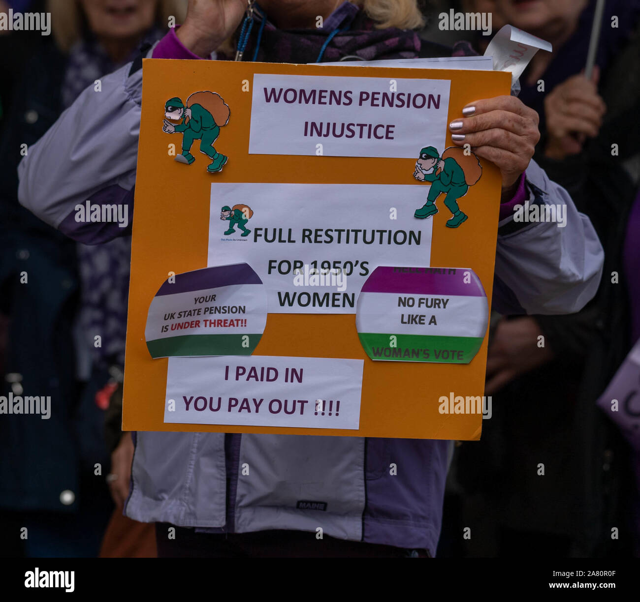 Londra REGNO UNITO 5 Nov.2019 donne contro la pensione statale di disuguaglianza (WASPI) dimostrazione al di fuori della sede del parlamento di Londra UK, protestando contro i cambiamenti nelle donne il membro dell' età pensionabile. Credito DavidsonAlamy Ian Live News Foto Stock