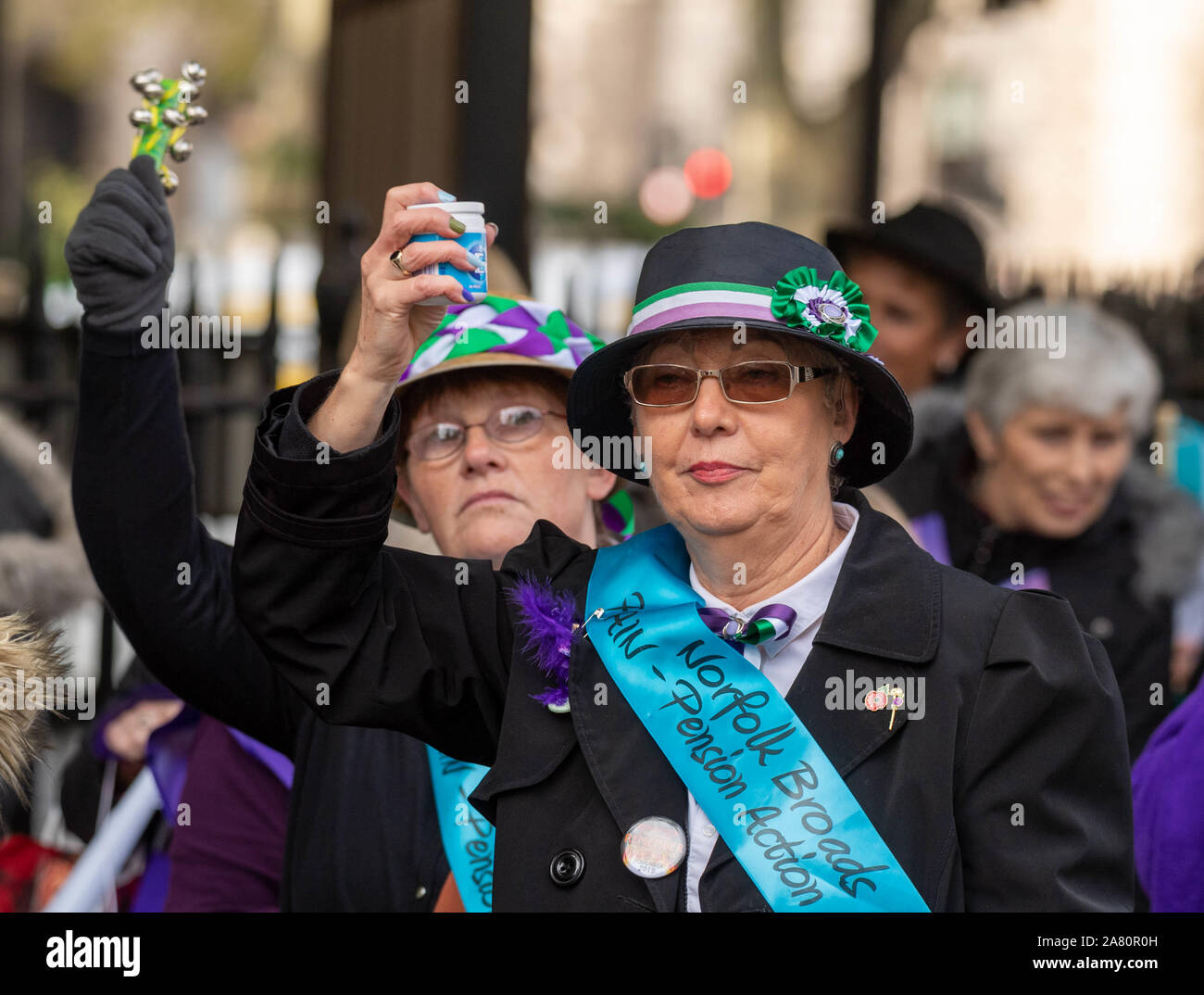 Londra REGNO UNITO 5 Nov.2019 donne contro la pensione statale di disuguaglianza (WASPI) dimostrazione al di fuori della sede del parlamento di Londra UK, protestando contro i cambiamenti nelle donne il membro dell' età pensionabile. Credito DavidsonAlamy Ian Live News Foto Stock