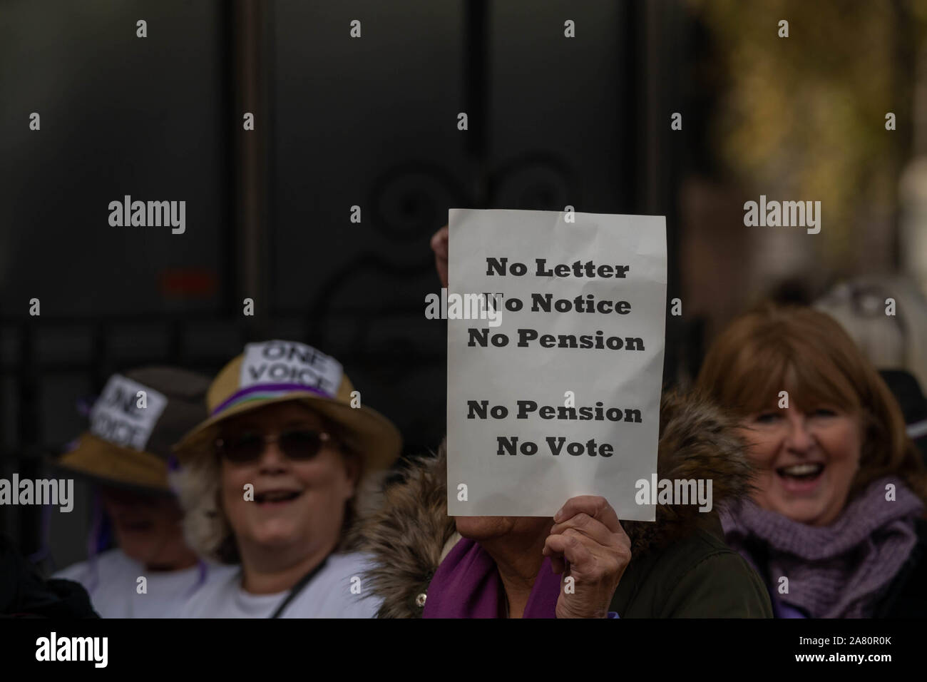 Londra REGNO UNITO 5 Nov.2019 donne contro la pensione statale di disuguaglianza (WASPI) dimostrazione al di fuori della sede del parlamento di Londra UK, protestando contro i cambiamenti nelle donne il membro dell' età pensionabile. Credito DavidsonAlamy Ian Live News Foto Stock