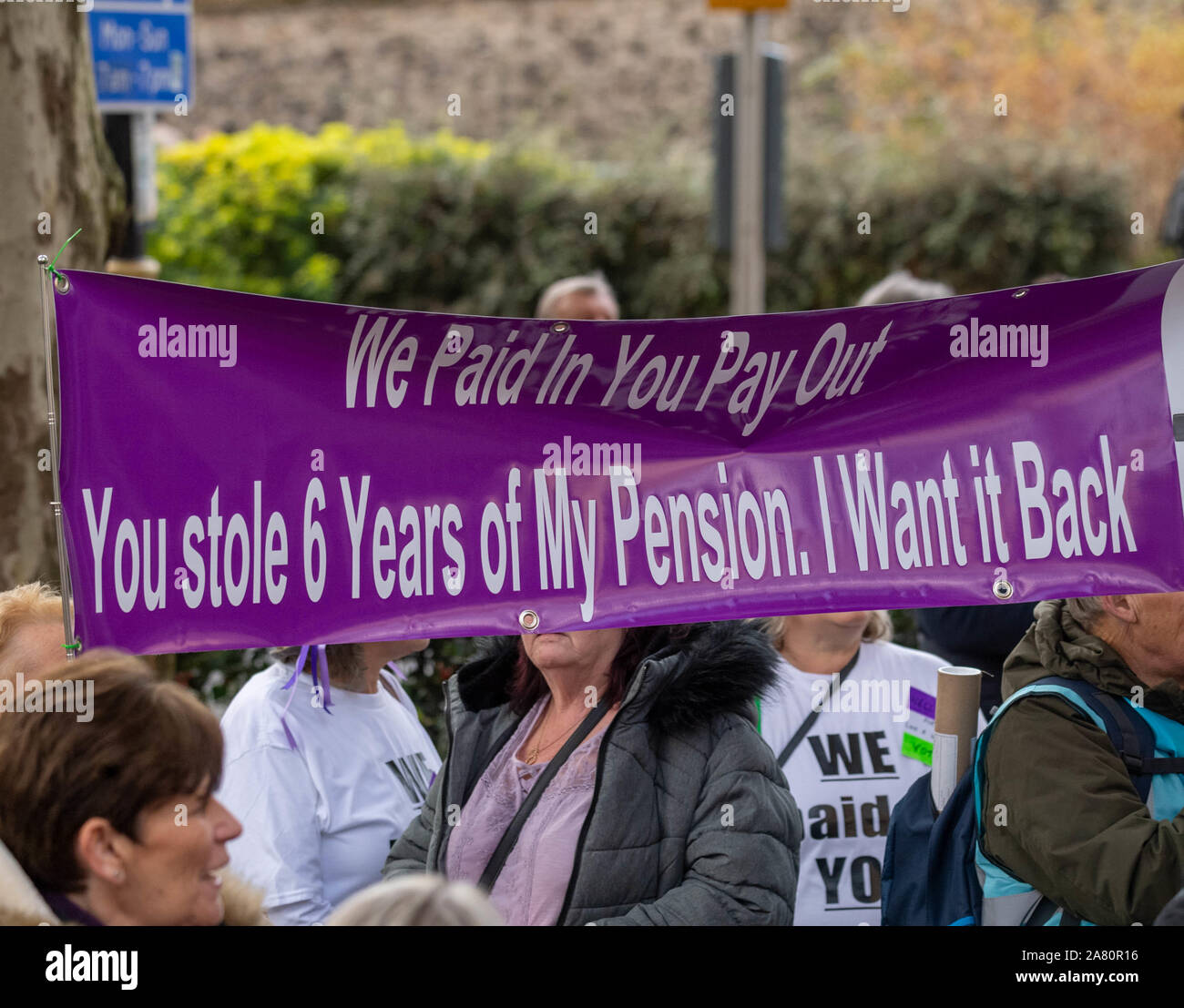Londra REGNO UNITO 5 Nov.2019 donne contro la pensione statale di disuguaglianza (WASPI) dimostrazione al di fuori della sede del parlamento di Londra UK, protestando contro i cambiamenti nelle donne il membro dell' età pensionabile. Credito DavidsonAlamy Ian Live News Foto Stock
