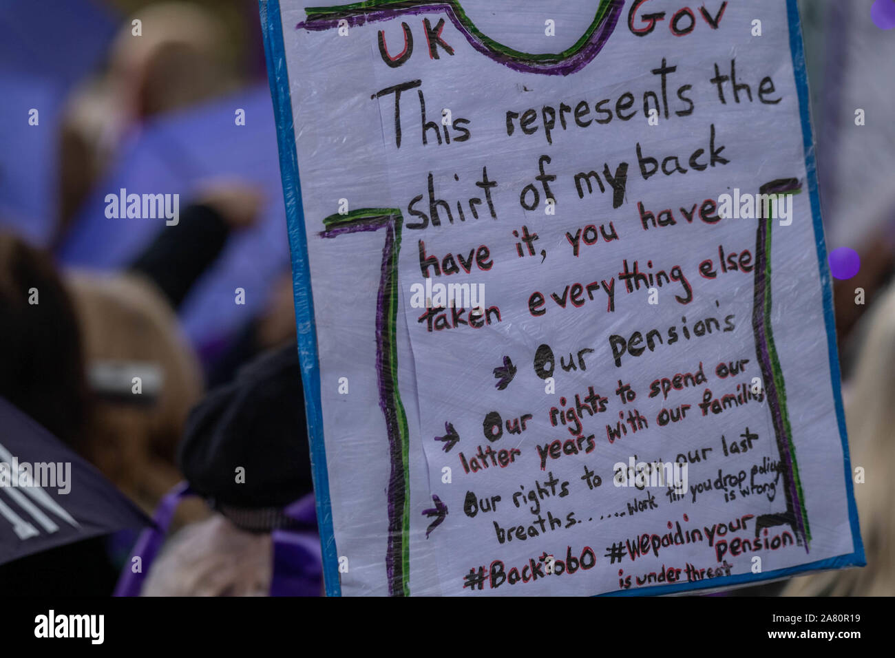 Londra REGNO UNITO 5 Nov.2019 donne contro la pensione statale di disuguaglianza (WASPI) dimostrazione al di fuori della sede del parlamento di Londra UK, protestando contro i cambiamenti nelle donne il membro dell' età pensionabile. Credito DavidsonAlamy Ian Live News Foto Stock