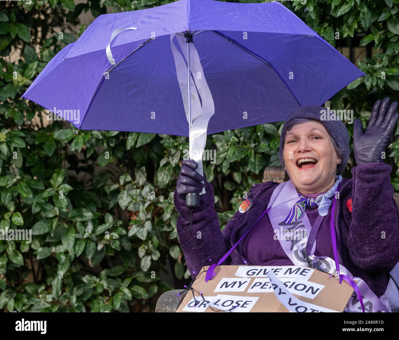 Londra REGNO UNITO 5 Nov.2019 donne contro la pensione statale di disuguaglianza (WASPI) dimostrazione al di fuori della sede del parlamento di Londra UK, protestando contro i cambiamenti nelle donne il membro dell' età pensionabile. Credito DavidsonAlamy Ian Live News Foto Stock