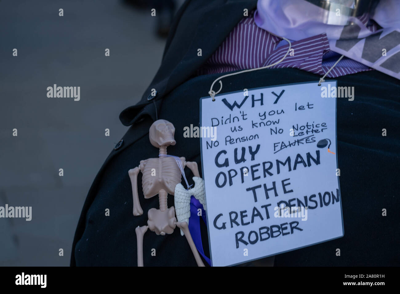 Londra REGNO UNITO 5 Nov.2019 donne contro la pensione statale di disuguaglianza (WASPI) dimostrazione al di fuori della sede del parlamento di Londra UK, protestando contro i cambiamenti nelle donne il membro dell' età pensionabile. Credito DavidsonAlamy Ian Live News Foto Stock