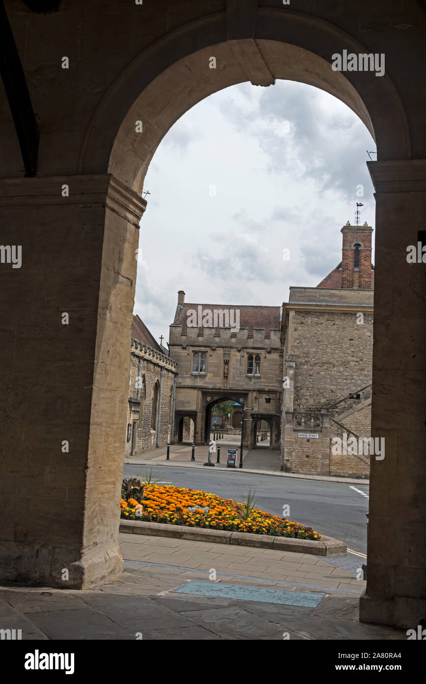 Attraverso il grande arco di Abingdon County Hall Museum verso la Guild Hall in Abingdon-on-Thames, una storica città mercato nel sud in Oxfordshire Foto Stock