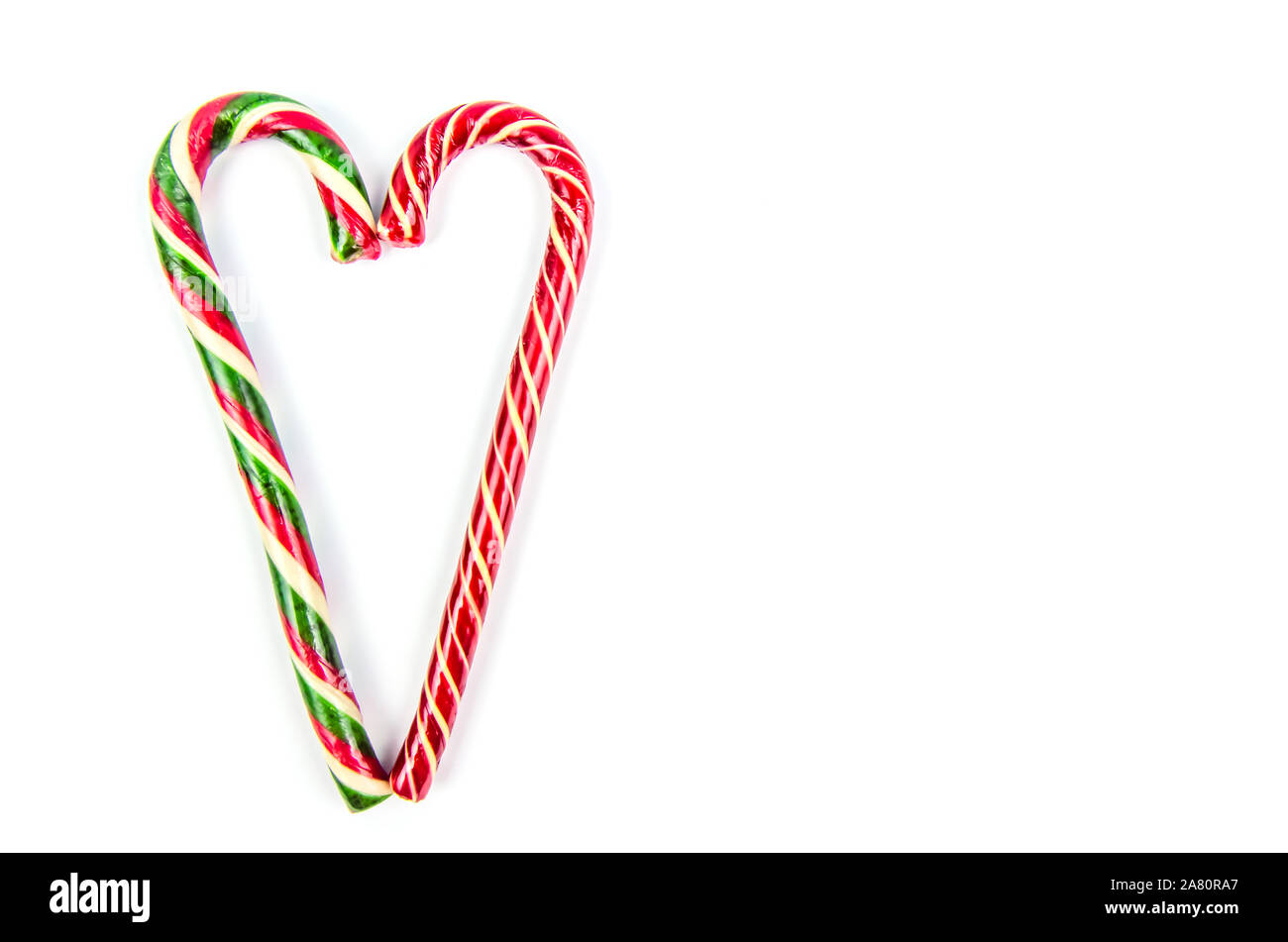 Sfondo di natale. Due differenti Natale candy canes su bianco backgroud. spazio copia Foto Stock