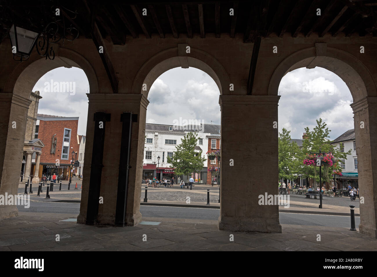 Attraverso il grande arco di Abingdon County Hall Museum verso la piazza della città in Abingdon-on-Thames, una storica città mercato nel sud Oxfordshire ho Foto Stock