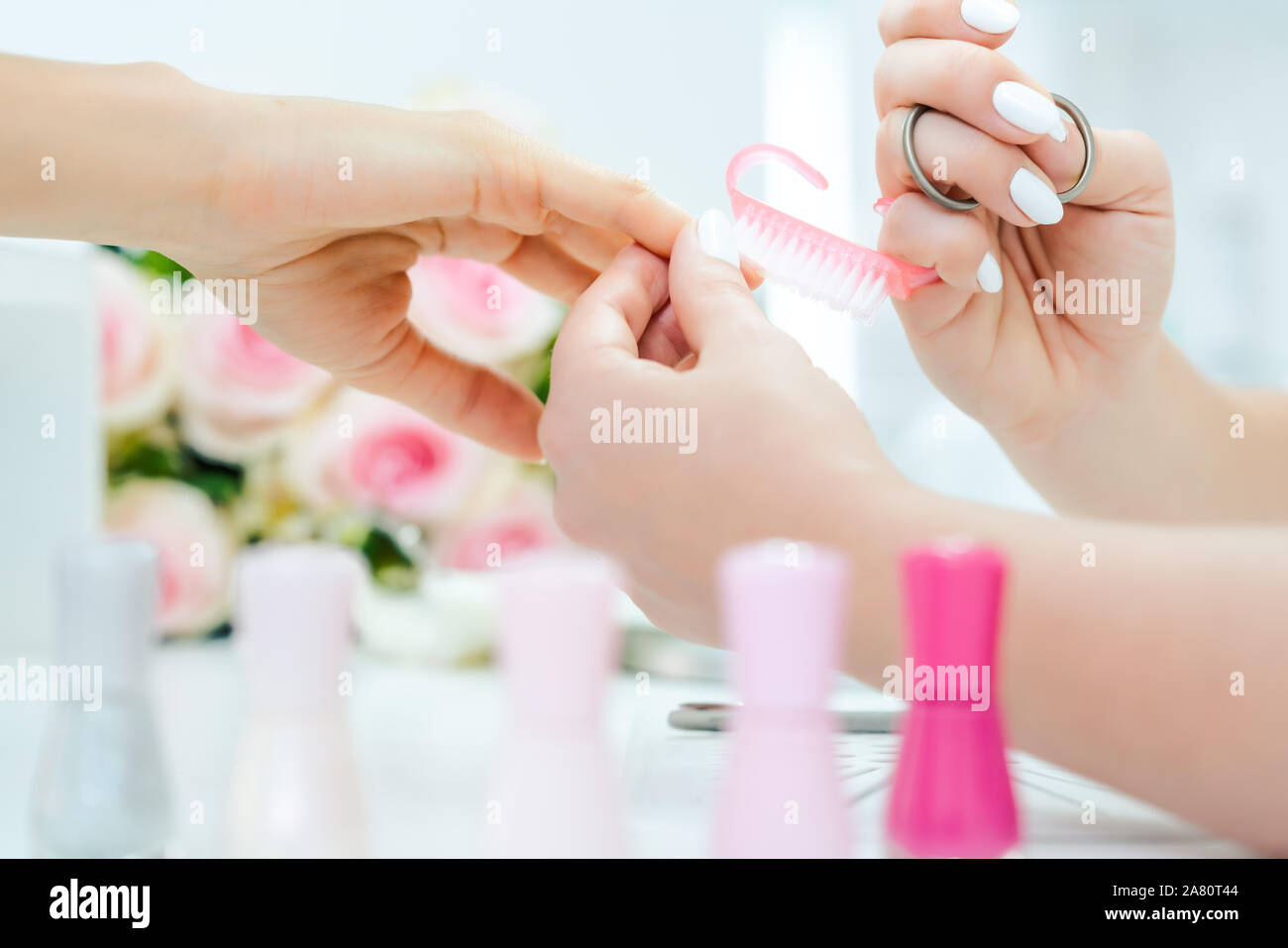 Chiodi di donna essendo preparato per manicure Foto Stock
