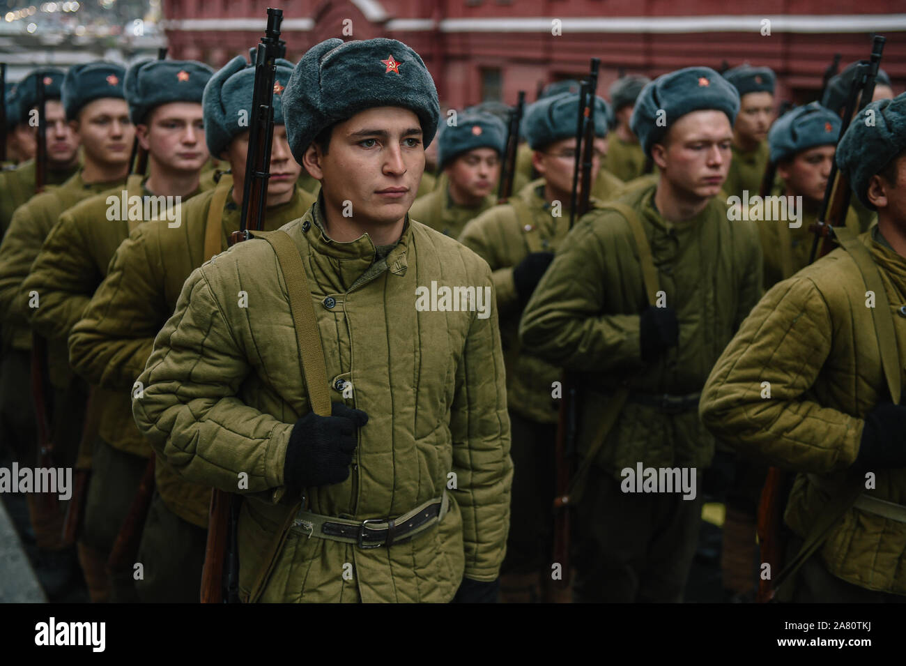 (191105) -- MOSCA, nov. 5, 2019 (Xinhua) -- soldati russi nella II Guerra Mondiale-ser uniformi di partecipare in una sfilata di prove sulla Piazza Rossa di Mosca, Russia, nov. 5, 2019, per contrassegnare il 78o anniversario della leggendaria parata militare nel 1941. Il nov. 7, 1941 parade si è svolta dopo la Russia ha aderito la II Guerra Mondiale e volto a sollevare il morale come nazista le forze tedesche si avvicinò a Mosca. Le truppe di frequentare la parata capo direttamente al frontline al di fuori Mosca dopo la parata. (Xinhua/Evgeny Sinitsyn) Foto Stock