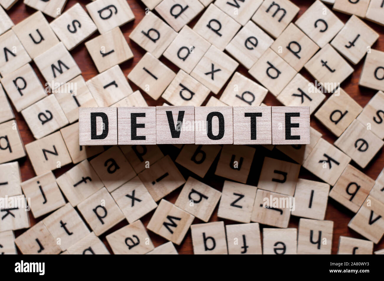 Dedicare il concetto di parola su cubetti per articoli Foto Stock