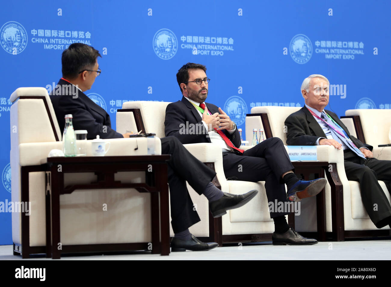 (191105) -- Shanghai, nov. 5, 2019 (Xinhua) -- Bertrand Austruy (C), il segretario generale e il presidente esecutivo del gruppo Danone, parla alla sessione parallela 'riforma della OMC e accordi di libero scambio' della seconda Hongqiao International Economic Forum a Shanghai in Cina orientale, nov. 5, 2019. (Xinhua/Liu Ying) Foto Stock