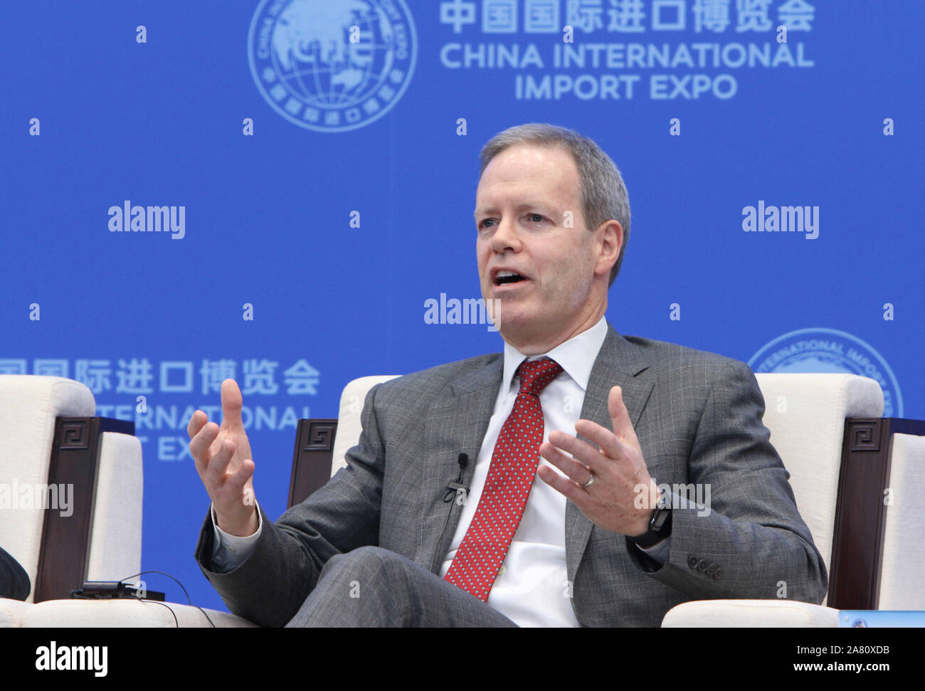 (191105) -- Shanghai, nov. 5, 2019 (Xinhua) -- Mike romano, presidente e chief executive officer della società 3M, risolve la sessione parallela 'apertura, regolamento e ambiente commerciale" della seconda Hongqiao International Economic Forum a Shanghai in Cina orientale, nov. 5, 2019. (Xinhua/Fang Zhe) Foto Stock