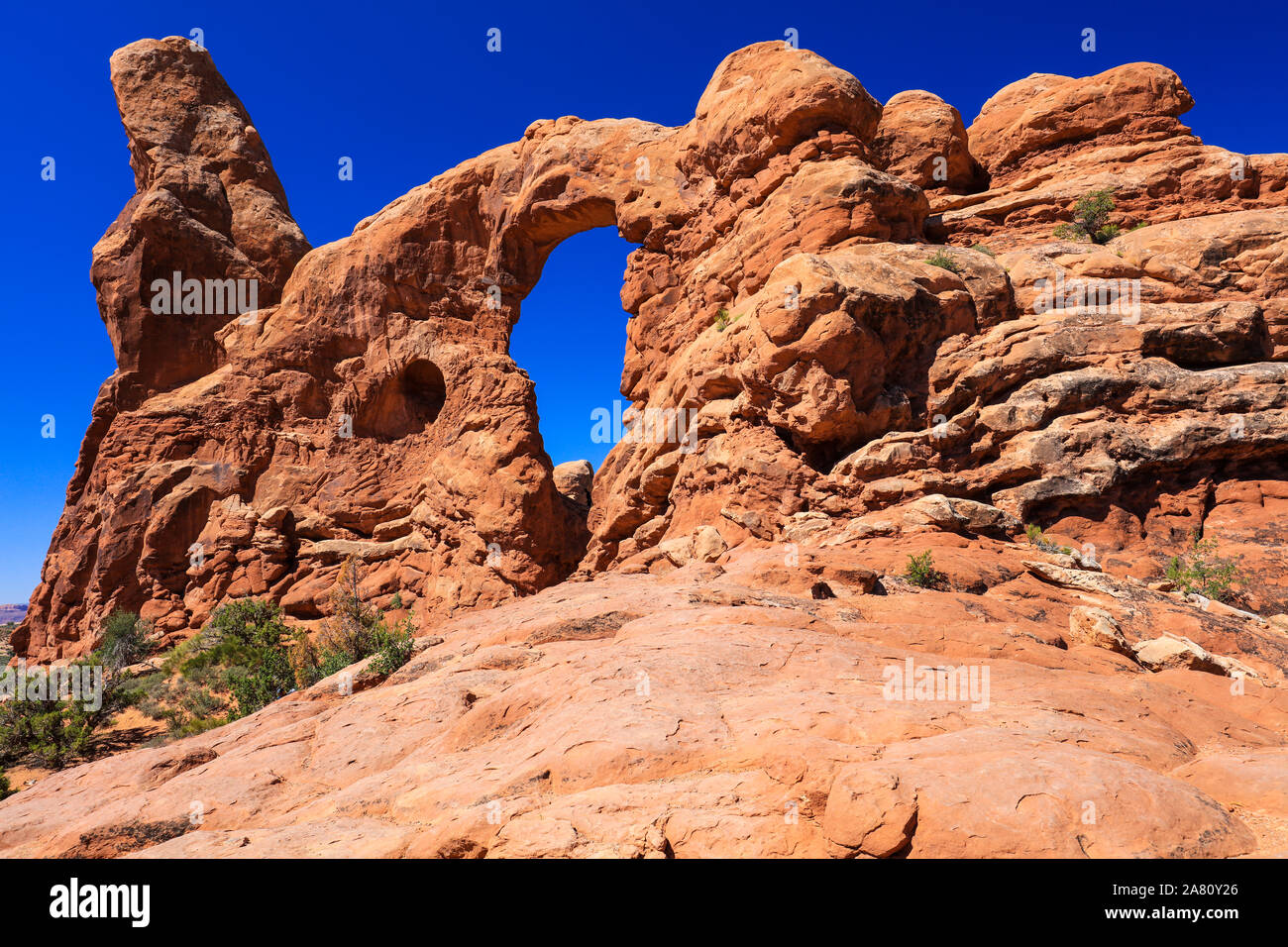 La torretta Arch è uno dei più popolari destinazioni di escursioni nel Parco Nazionale di Arches al di fuori del paese di Moab, Utah Foto Stock