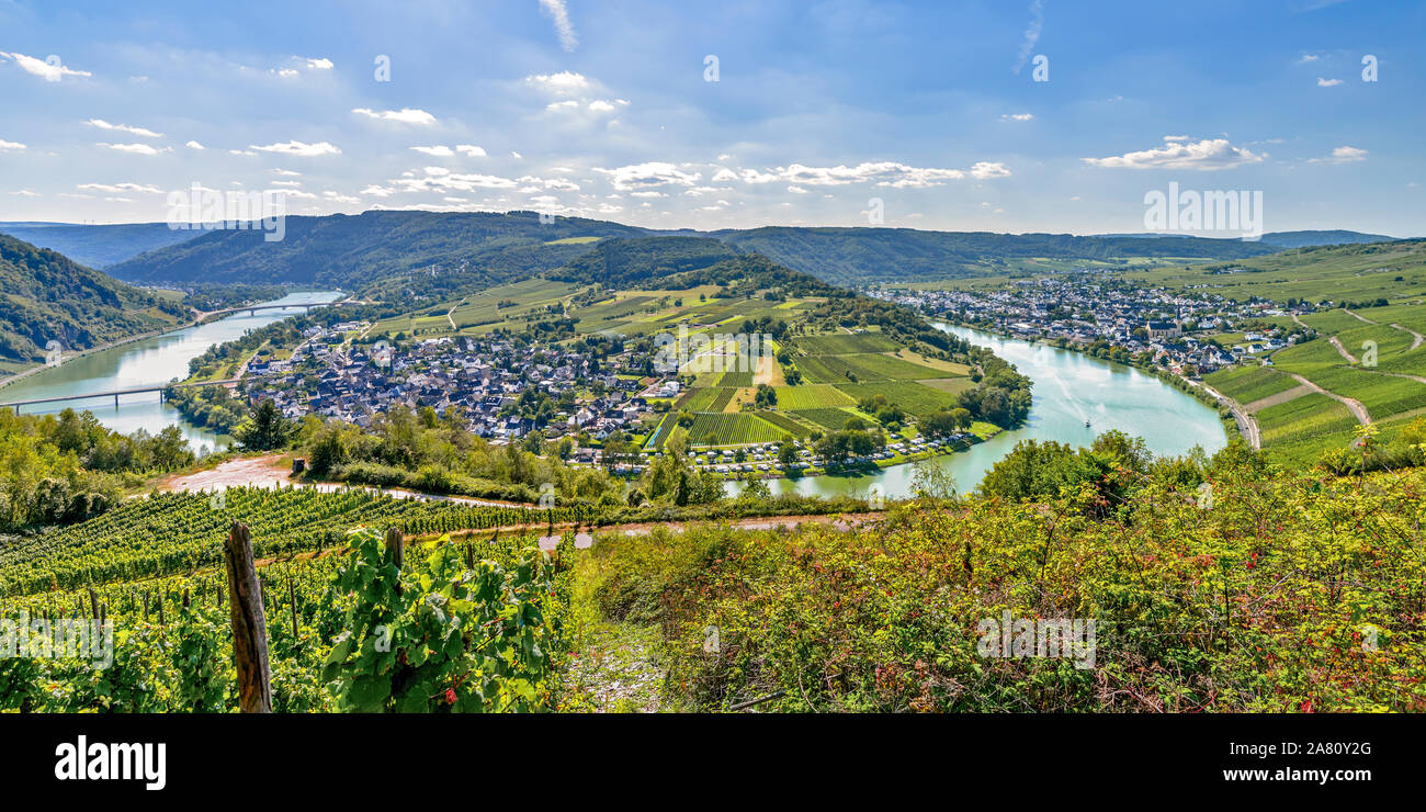 Panorama di un ansa del fiume Moselle intorno al villaggio di Wolf, Germania, vista dalla montagna cresta vicino a Mont Royal Foto Stock