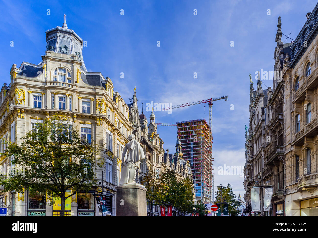Visualizza in basso Leystraat shopping street in direzione di Anversa per la ricostruzione della torre - Anversa, Belgio. Foto Stock
