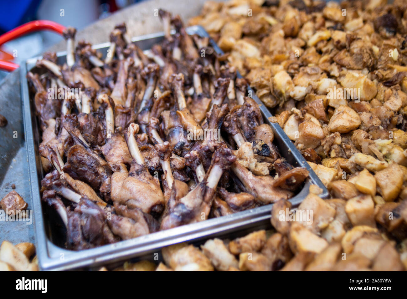 Confit di anatra e Baby patate servita su un mercato di strada a Boulogne FRANCIA Foto Stock