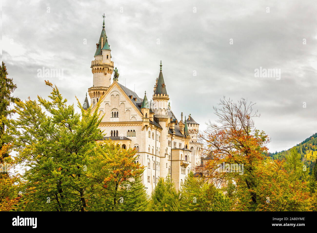 Il frammento del Castello di Neuschwanstein e incorniciata da alberi d'autunno in Germania Foto Stock