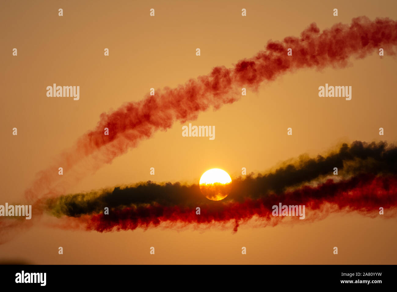 Militare più grande spettacolo al Marjan Island con un coordinamento di velivoli militari che mostra la bandiera degli EMIRATI ARABI UNITI attraverso il tramonto di haze e di fumo. Foto Stock