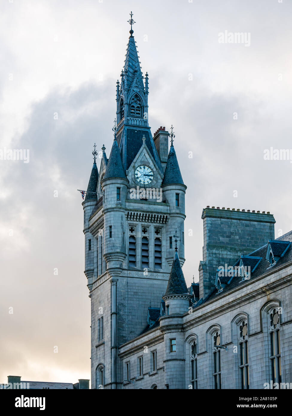 Di granito in stile classico da James Burn, Aberdeen Sheriff Court e Town House torre, Castle Street, Aberdeen Scotland, Regno Unito Foto Stock