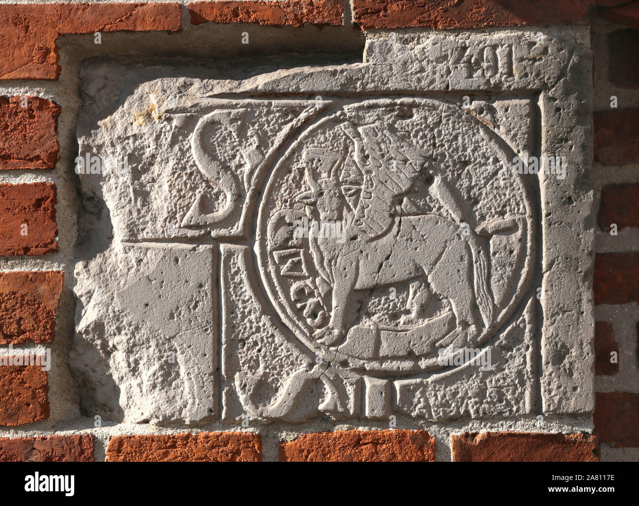 Cracovia. Cracovia. Polonia. Wawel. Il castello reale sulla collina di Wawel. Il rilievo in pietra posto nella parete contemporanea.Bull, simbolo di San Luca Evangelista. Foto Stock