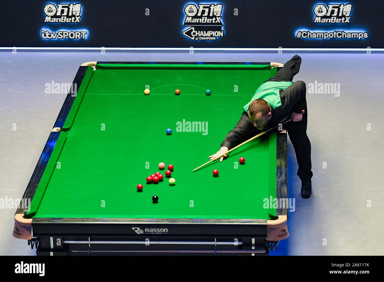 COVENTRY, Regno Unito. 05 Nov, 2019. Mark Allen vs Matteo Selt durante il giorno 2 del gruppo semi finali del 2019 ManBetx campione dei campioni al Ricoh Arena Martedì, Novembre 05, 2019 a Coventry in Inghilterra. Credito: Taka G Wu/Alamy Live News Foto Stock