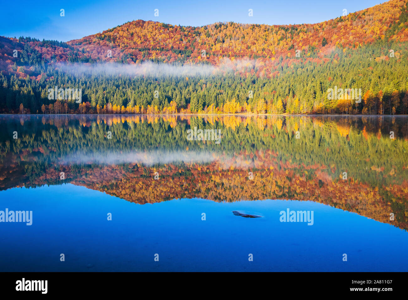 Harghita County, Romania. Saint Anne (Sf. Ana) il lago al mattino. Foto Stock