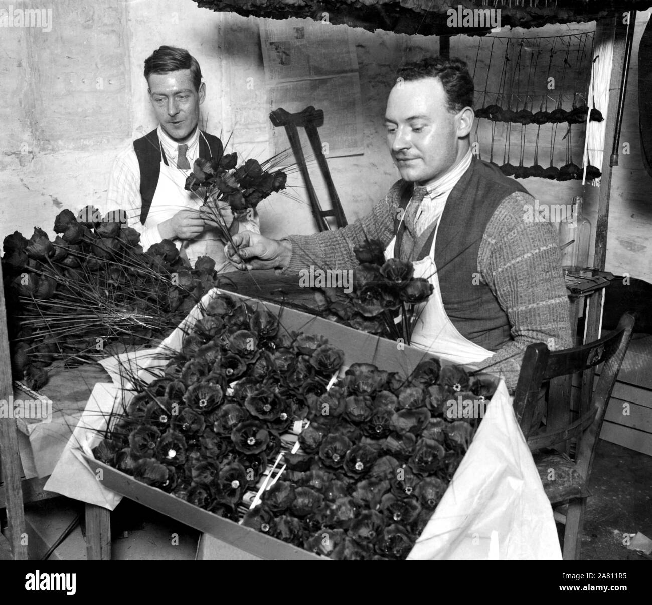 Disabilitato ex-combattenti, al nuovo British Legion fabbrica di papavero a Richmond, stanno producendo milioni di papaveri e centinaia di corone in preparazione per il Giorno del Ricordo, Nov 11. Gli uomini lavorano con accompagnamento di musica gramophone. 5 novembre 1927. Foto Stock