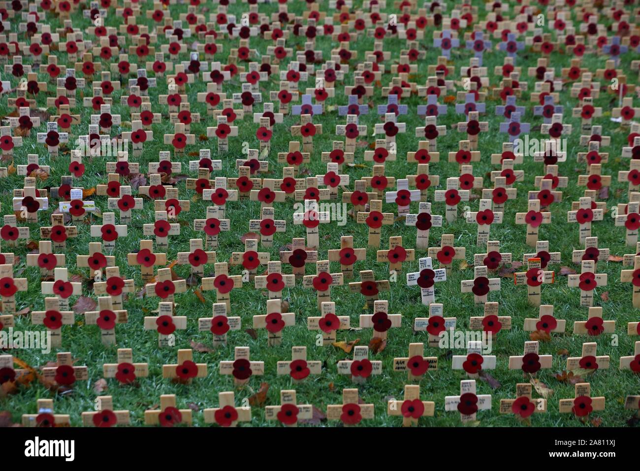 Centinaia che mostra il loro rispetto al ricordo di un campo di Saltwell Park, GatesheadSaturday 2 novembre 2019. Un cupo silenzio è sceso a nord del campo solo del ricordo di sabato come centinaia è venuto per mostrare il loro rispetto per coloro che hanno fatto il sacrificio estremo. Migliaia di poignant croci di legno con i nomi dei caduti service gli uomini e le donne hanno trasformato un'area di Gateshead's Saltwell Park in un grande omaggio al loro coraggio. Un minuto di silenzio è stato osservato al 11.00 di sabato come una cerimonia ha segnato l apertura del campo di ricordo per il 2019. Il cer Foto Stock