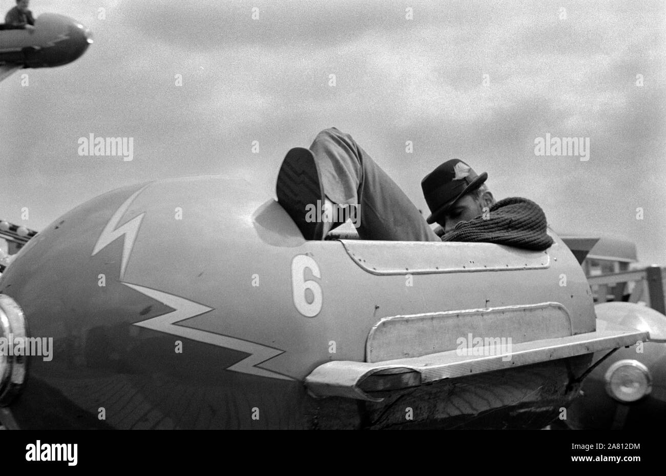 Giostre degli anni sessanta sleeping attendant, la fiera si trova sulla collina al Derby giorno, Epsom Downs Surrey in Inghilterra. La corsa è whizzing intorno a. 1969 UK HOMER SYKES Foto Stock